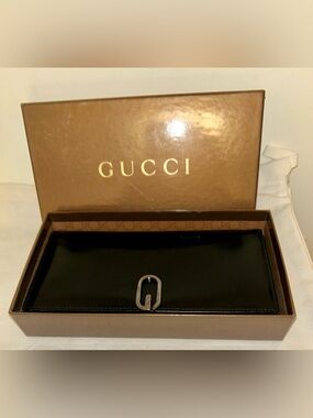 Authentic Vintage Gucci Long Wallet in
Excellent Condition .  Box included